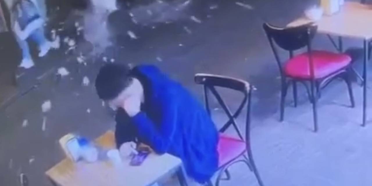 Taksim’de Dehşet Anları Kamerada: Binadan Kopan Taşlar Ailenin Üstüne Düştü