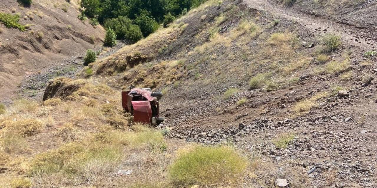 Otomobil Şarampole Devrildi: 4 Yaralı
