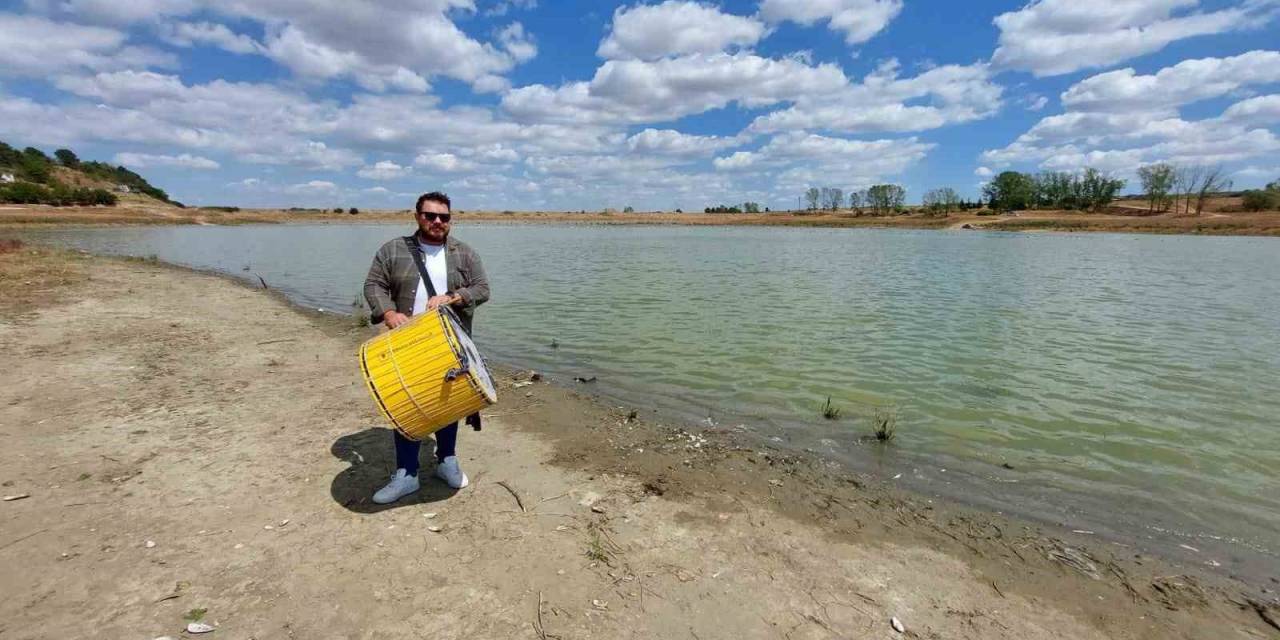 Kurumaya Yüz Tutan Göletin Başında Davul Çalıp Mani Söyledi