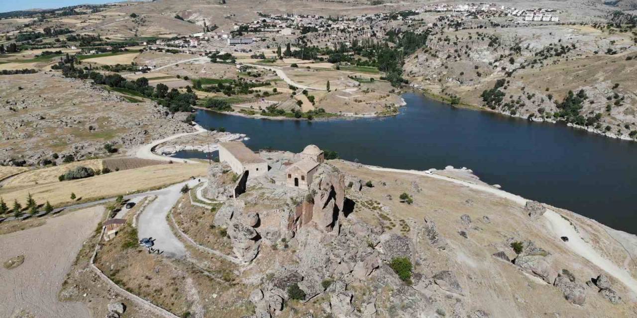 Aksaray’daki Yüksek Kilise Ziyaretçilerini Ağırlıyor