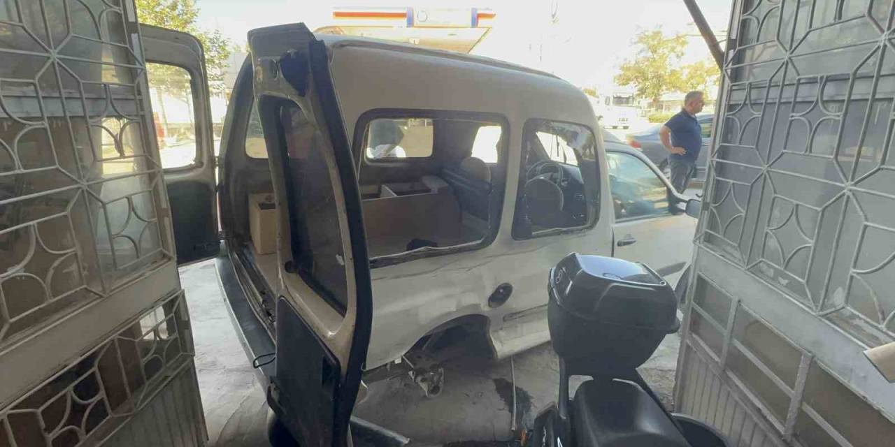 Elazığ’da İki Araç Çarpıştı, Birisi Sürüklenerek Dükkan Girdi: 2 Yaralı