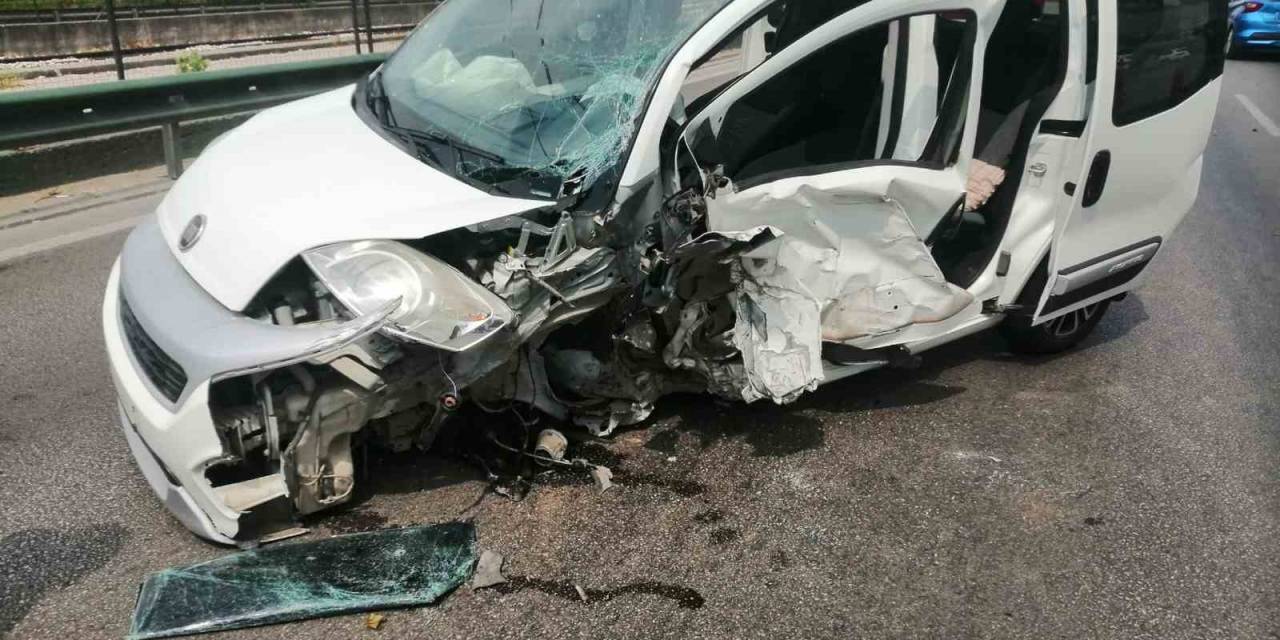 Bariyerlere Çarpan Hafif Ticari Araç Metrelerce Savruldu, Sürücüsü Sıkıştı