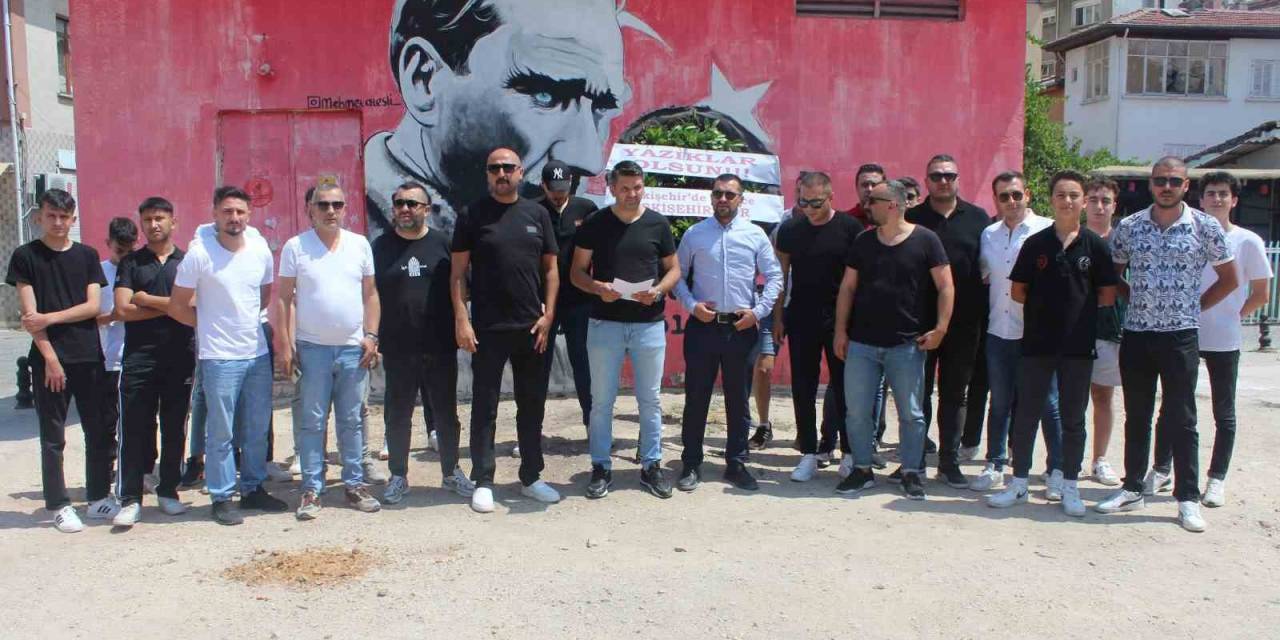 Eskişehirsporlu Taraftarlardan İyi Parti Odunpazarı İlçe Başkanı’na Çelenkli Tepki