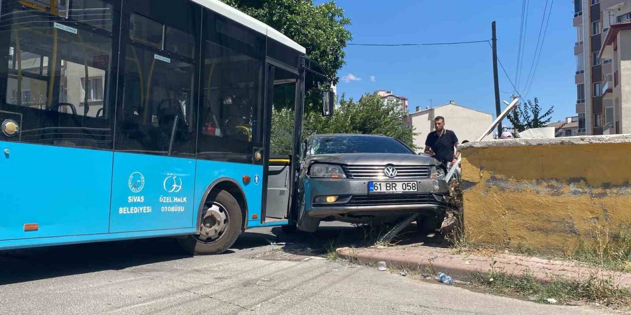 Halk Otobüsü İle Otomobil Çarpıştı, 8 Kişi Yaralandı