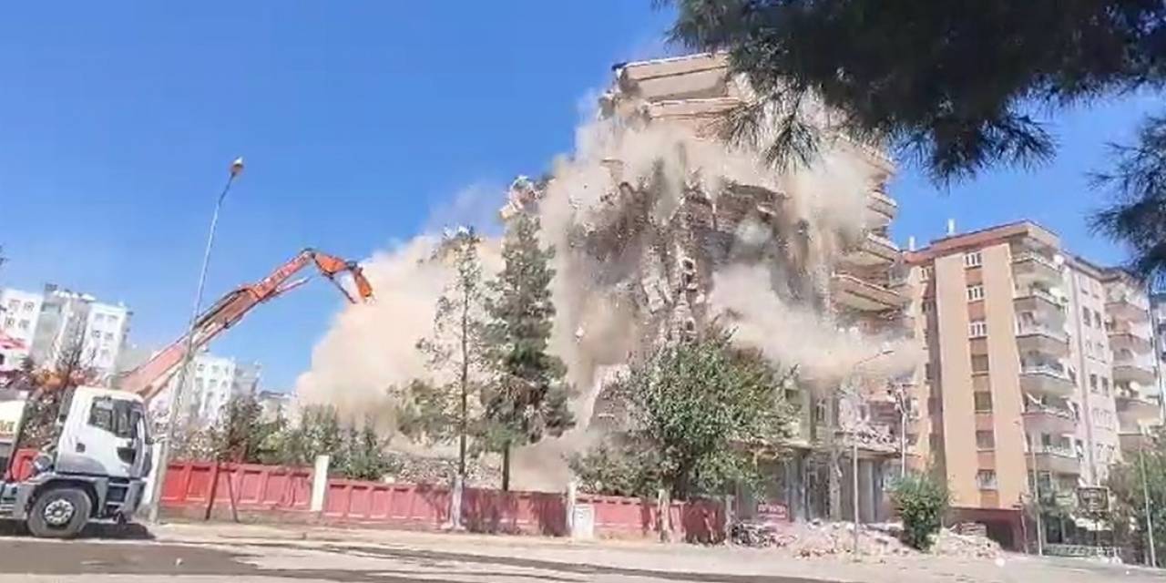 Yıkımı Devam Eden Ağır Hasarlı Apartman Ortadan İkiye Ayrıldı