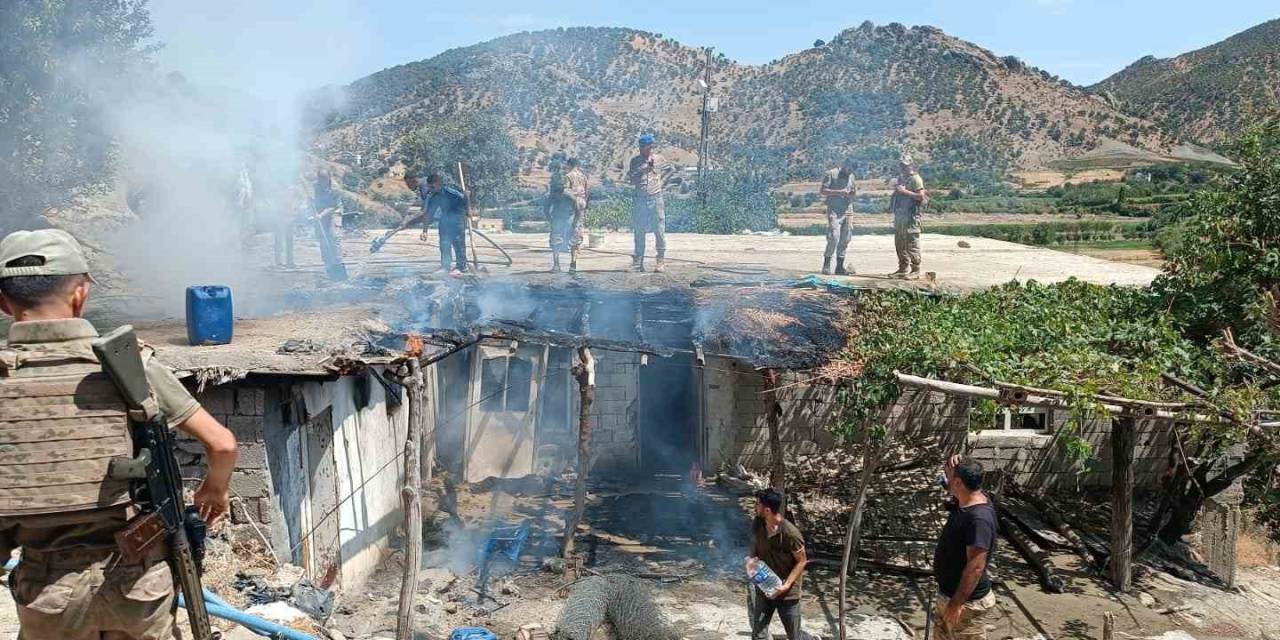 Köy Evinde Çıkan Yangın Jandarma Tarafından Söndürüldü