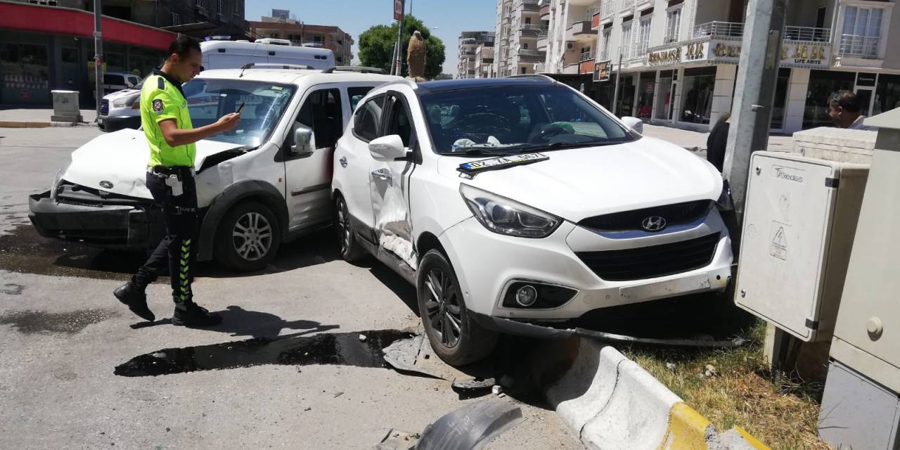 Adıyaman’da 2 Araç Çarpıştı: 3 Yaralı