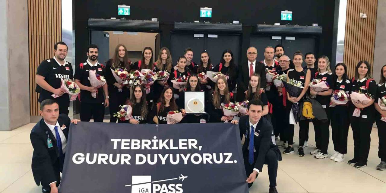 Dünya İkincisi Olan U19 Kız Voleybol Milli Takımı, Yurda Dönüş Yaptı