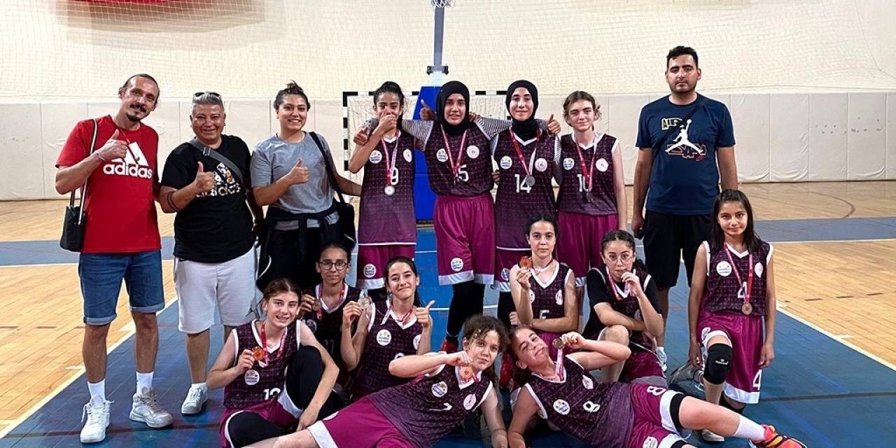 Karaman Analig Kız Basketbol Takımı Yarı Finalde