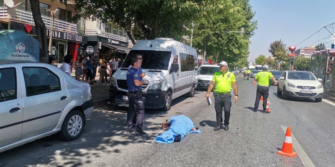 Otomobilin Çarptığı Yaşlı Adam Metrelerce Havaya Savruldu