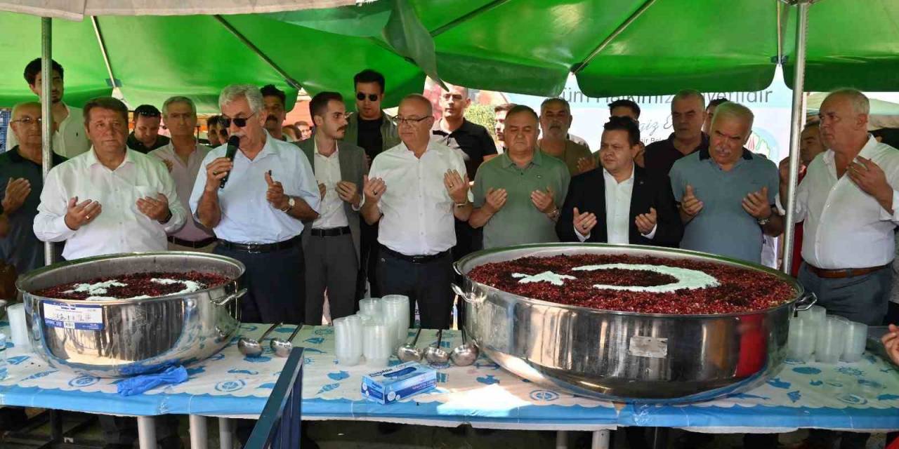 Pazar Yerinde Vatandaşlara Aşure İkramı