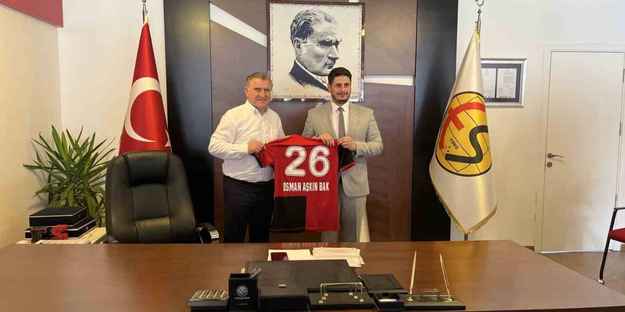 Bakan Bak: “eskişehirspor’un Mazisindeki Günlere Dönmesi İçin Destek Vereceğiz”