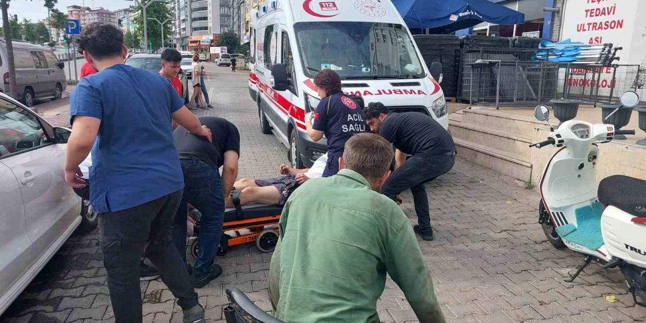 Motosiklet Yayaya Çarptı: 2 Yaralı