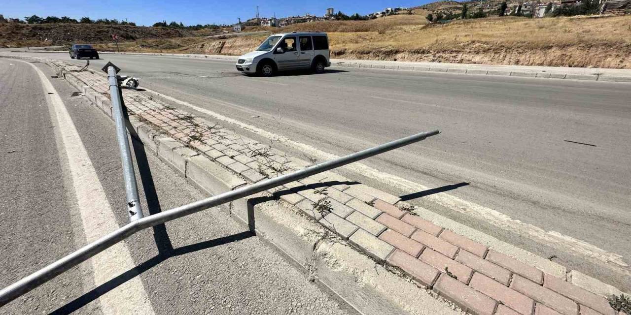 Hafif Ticari Araç Aydınlatma Direğini Yıktı: 1 Yaralı