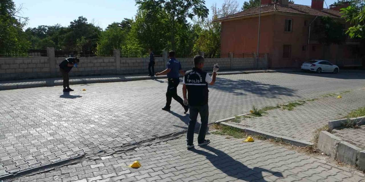Husumetlisini Hastane Otoparkında Başından Vurdu