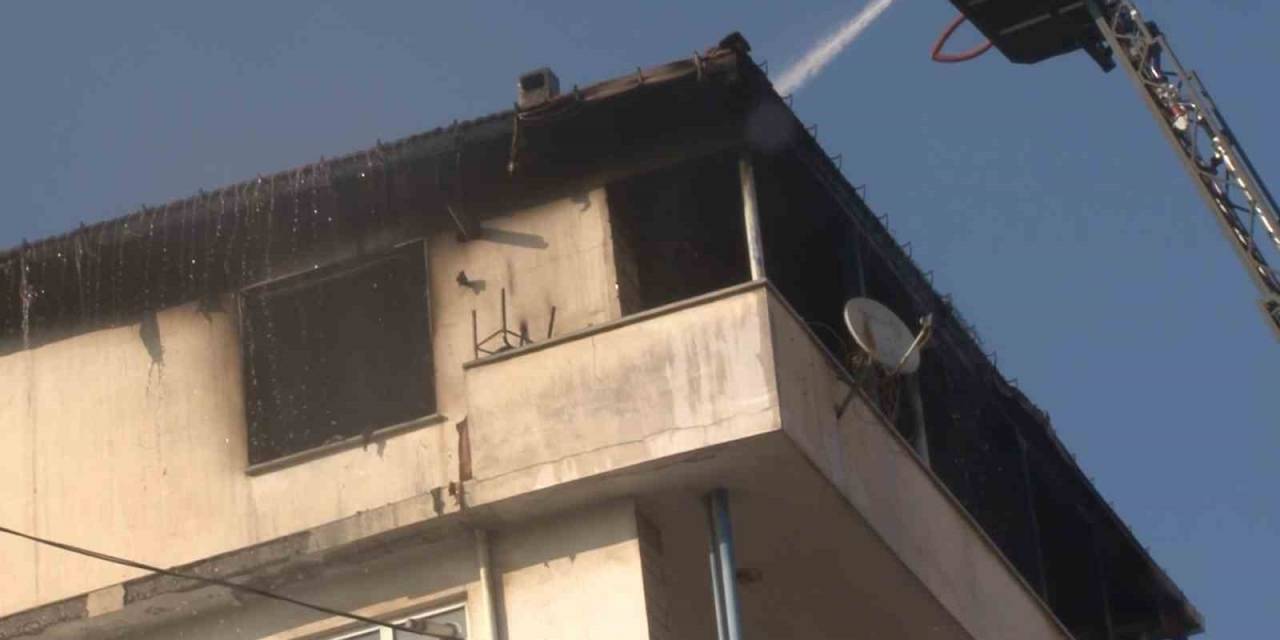 Pendik’te Binanın Çatı Katı Alev Alev Yandı