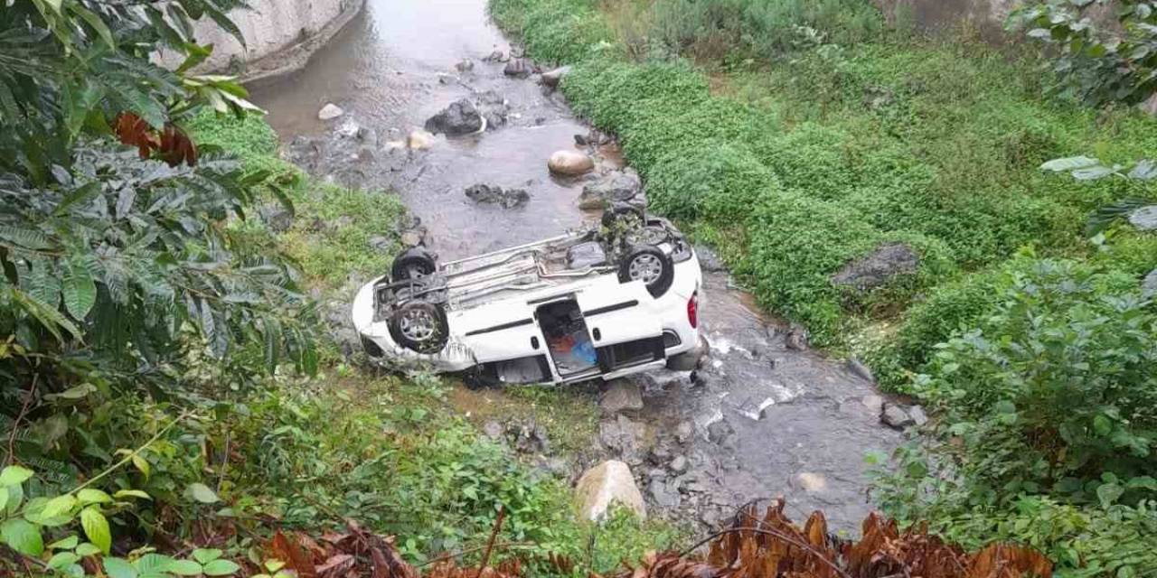 Rize’de Araç Dereye Yuvarlandı: 2 Yaralı
