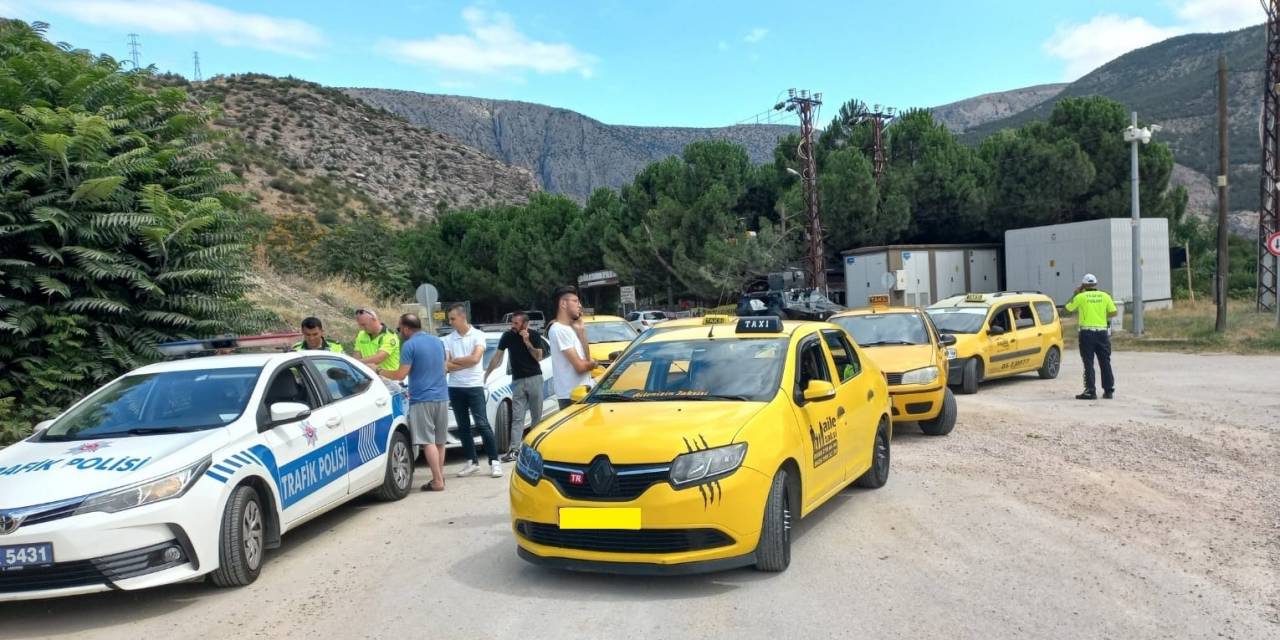 Amasya’da Polisten Ticari Taksilere Taksimetre Denetimi