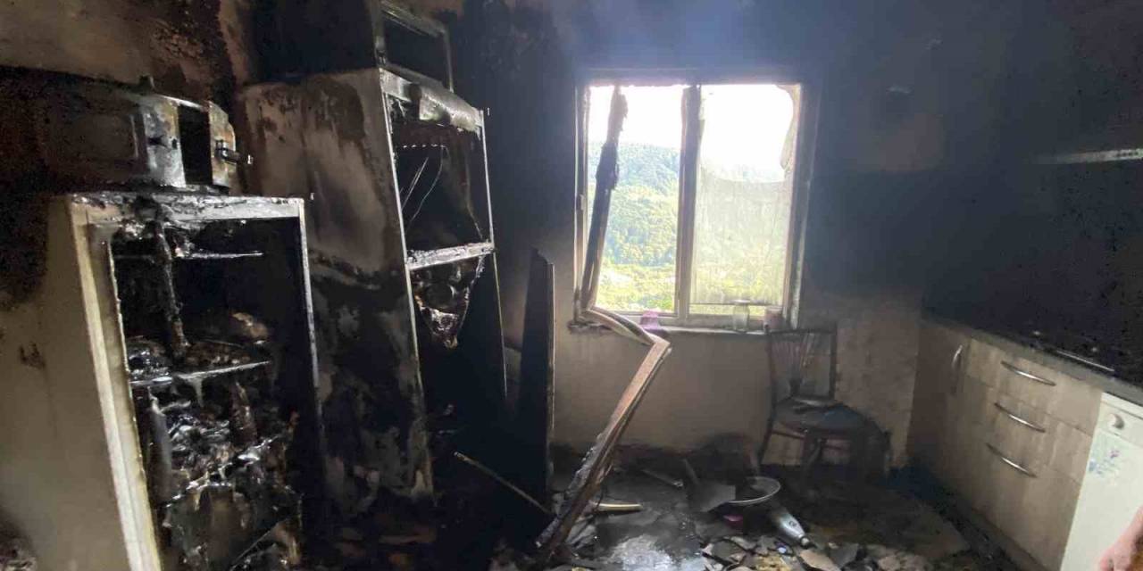 Buzdolabından Çıkan Yangın Evi Kullanılmaz Hale Getirdi
