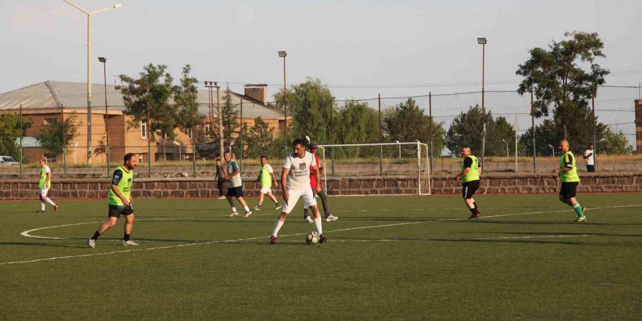 Ahlat’ta ’şöhretler Futbol Turnuvası’ Düzenlendi