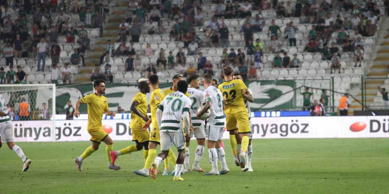 Konyaspor - İstanbulspor Maçının Son Dakikalarında Tartışma Çıktı
