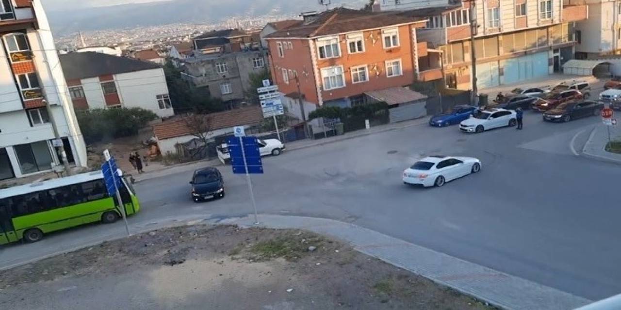 Magandalar Halk Otobüsünün Önünü Kesip Drift Yaptılar