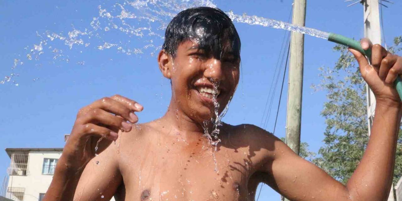 Sıcaktan Bunalan Depremzede Vatandaşlar, Çeşme Başında Soğuk Duşla Serinledi