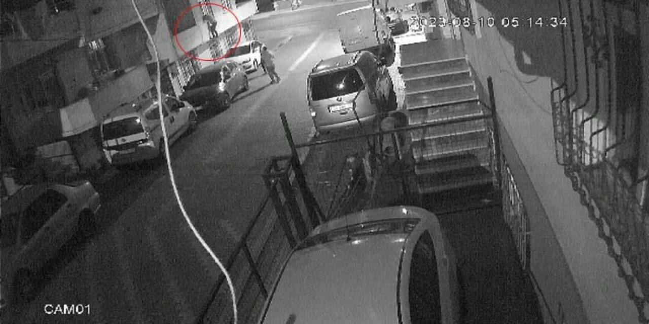 Eve ’örümcek Adam’ Gibi Tırmandı, Telefonu Çalıp Kayıplara Karıştı: O Anlar Kamerada