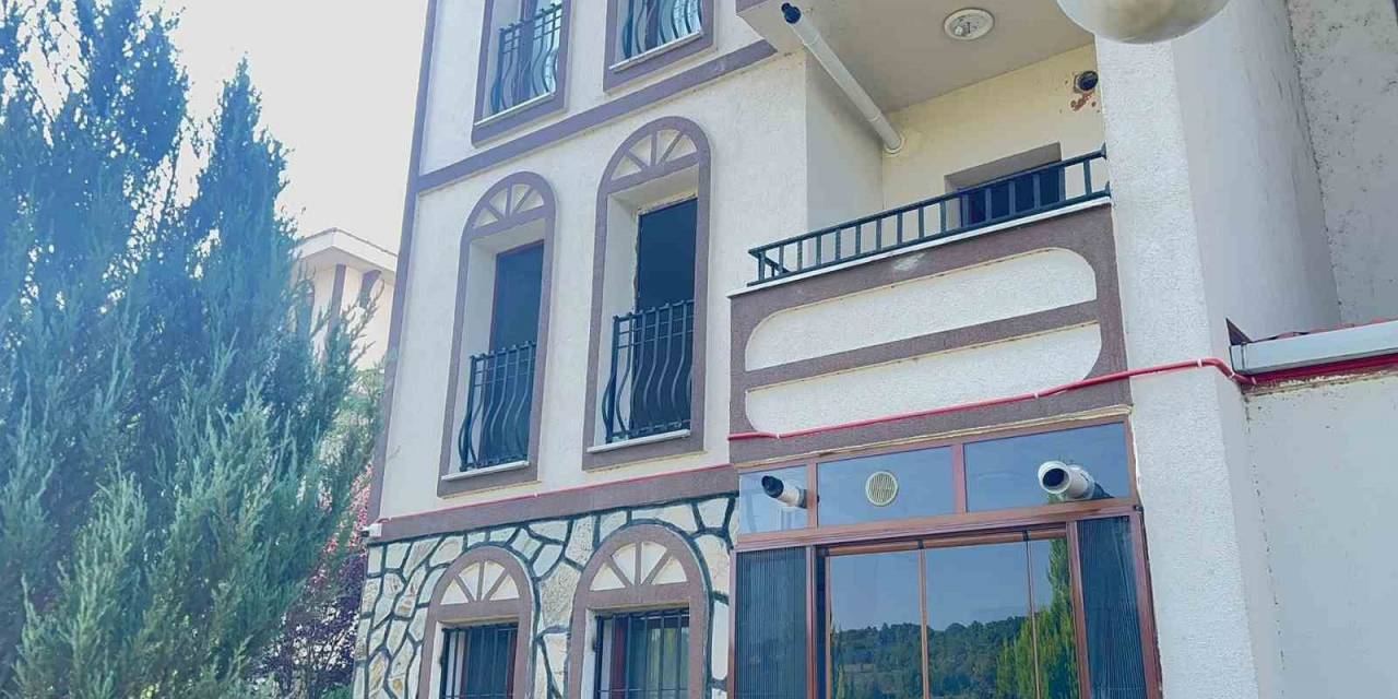 31 Yaşındaki Kadın Cinnet Geçirip Anne Ve Anneannesini Baltayla Parçaladı