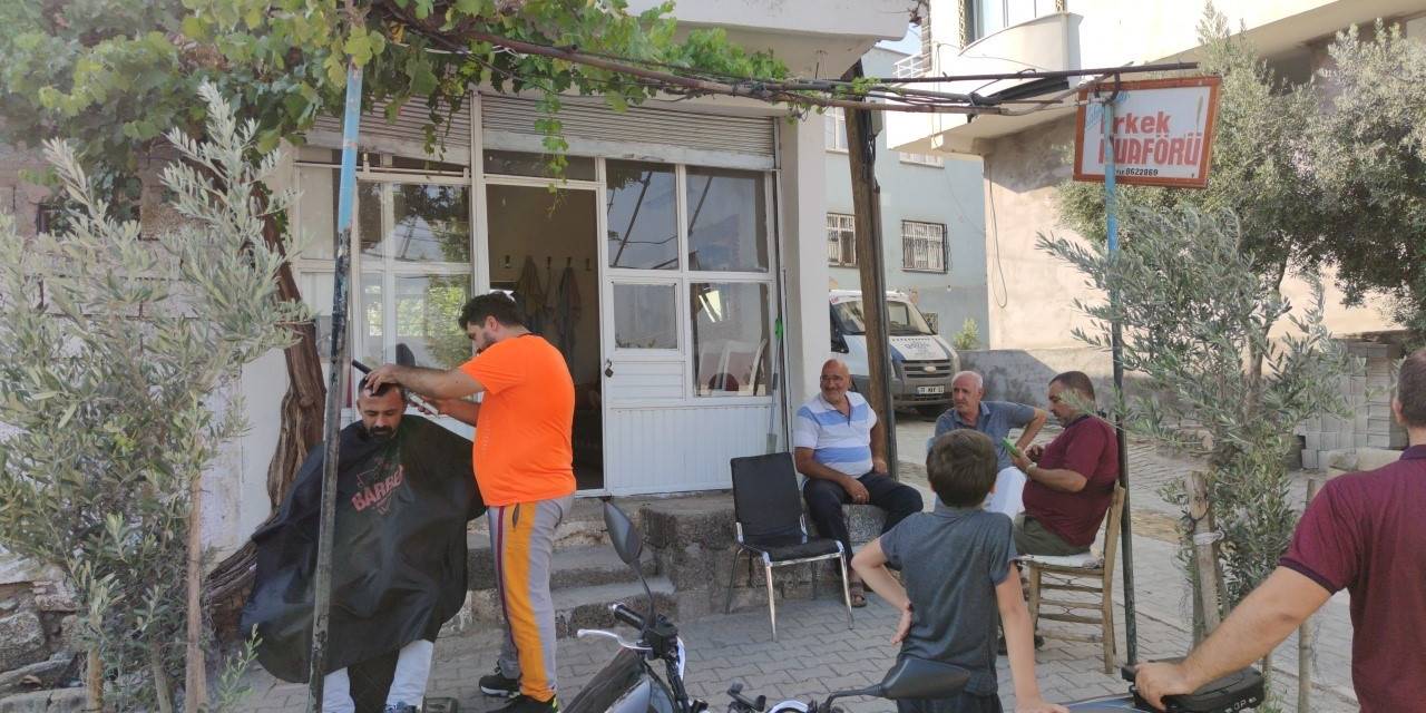 Sıcak Havalar Berber Dükkanlarını Sokağa Taşıdı