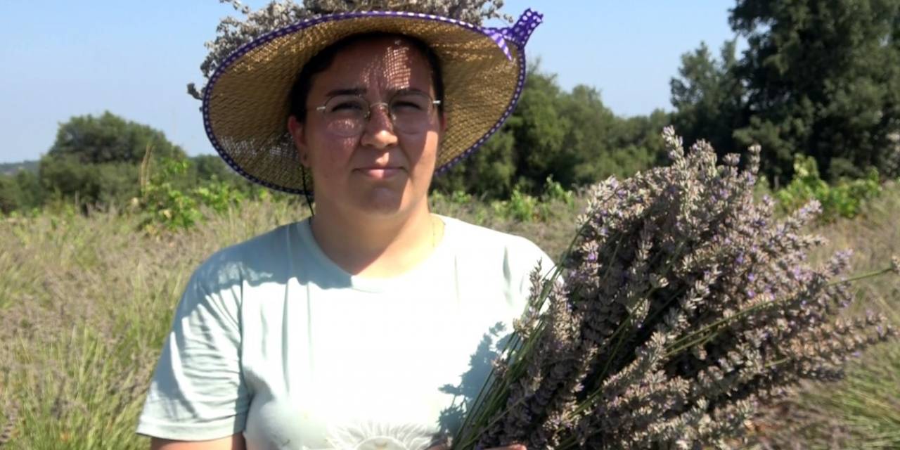 Su Kullanmadan Atıl Arazisini Gelir Kapısı Yaptı, Yetmedi Köyünü De Tanıtıyor
