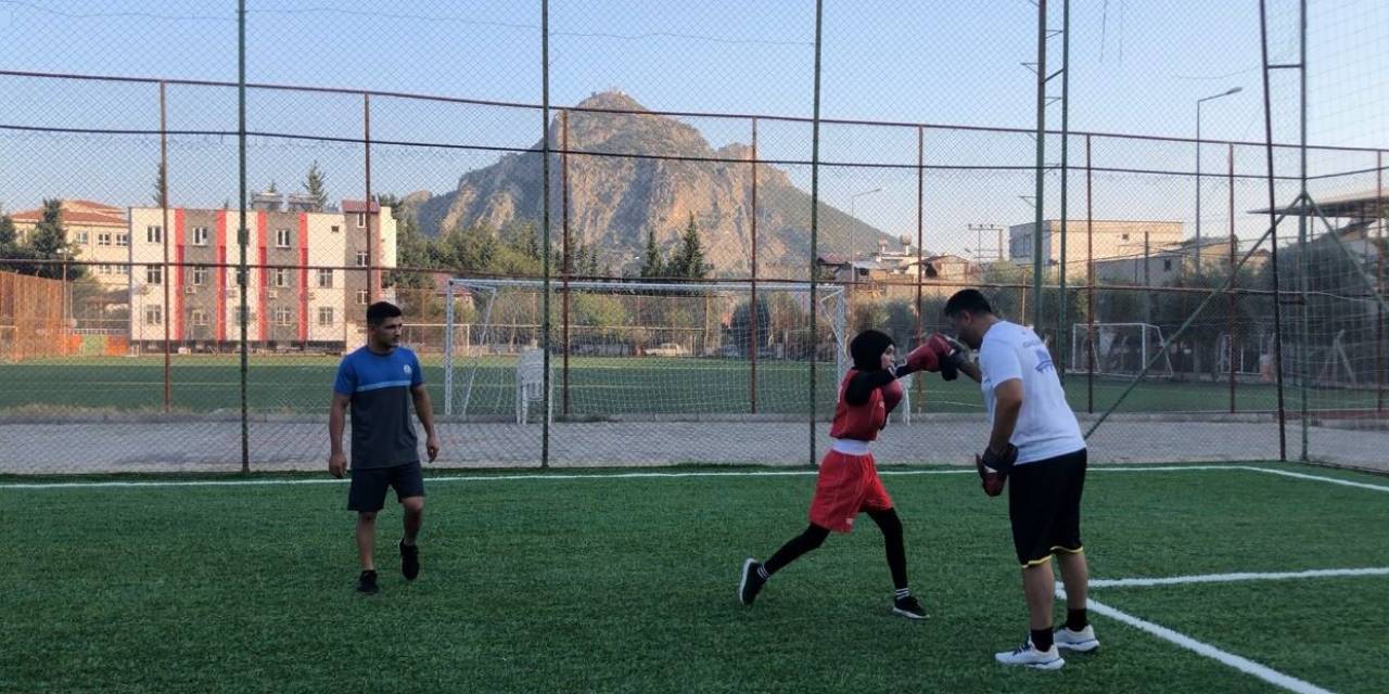 Kozanlı Şampiyon Boksör Azra Nur Çetin Avrupa Yolcusu