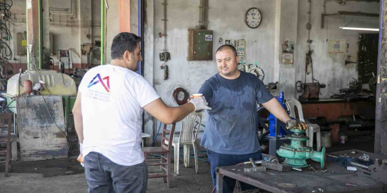Sıcaktan Bunalan Emekçiler, Buz Gibi Limonatayla Serinledi