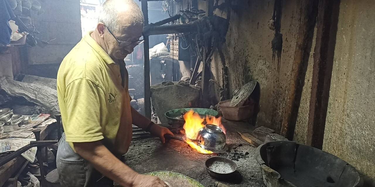 Kocaeli’nin Tek Kalaycısı, Mesleğini Ayakta Tutmaya Çalışıyor