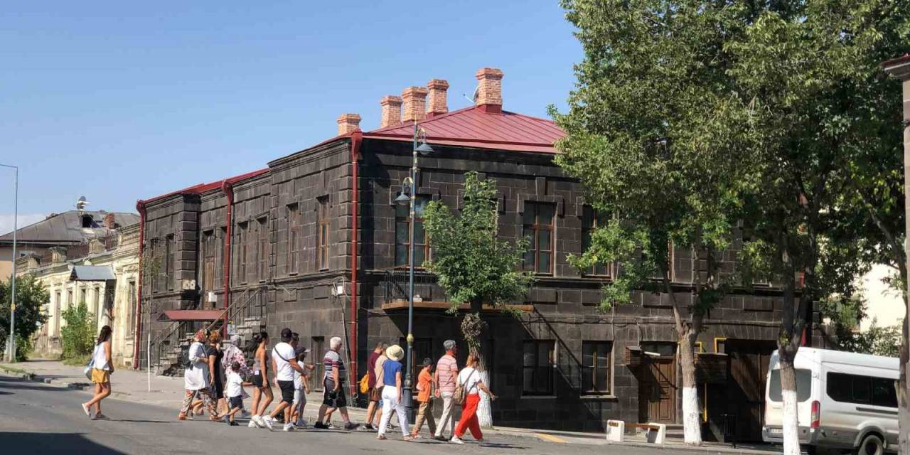 Kars’ta Tarihi Yapılar Görenleri Kendine Hayran Bırakıyor