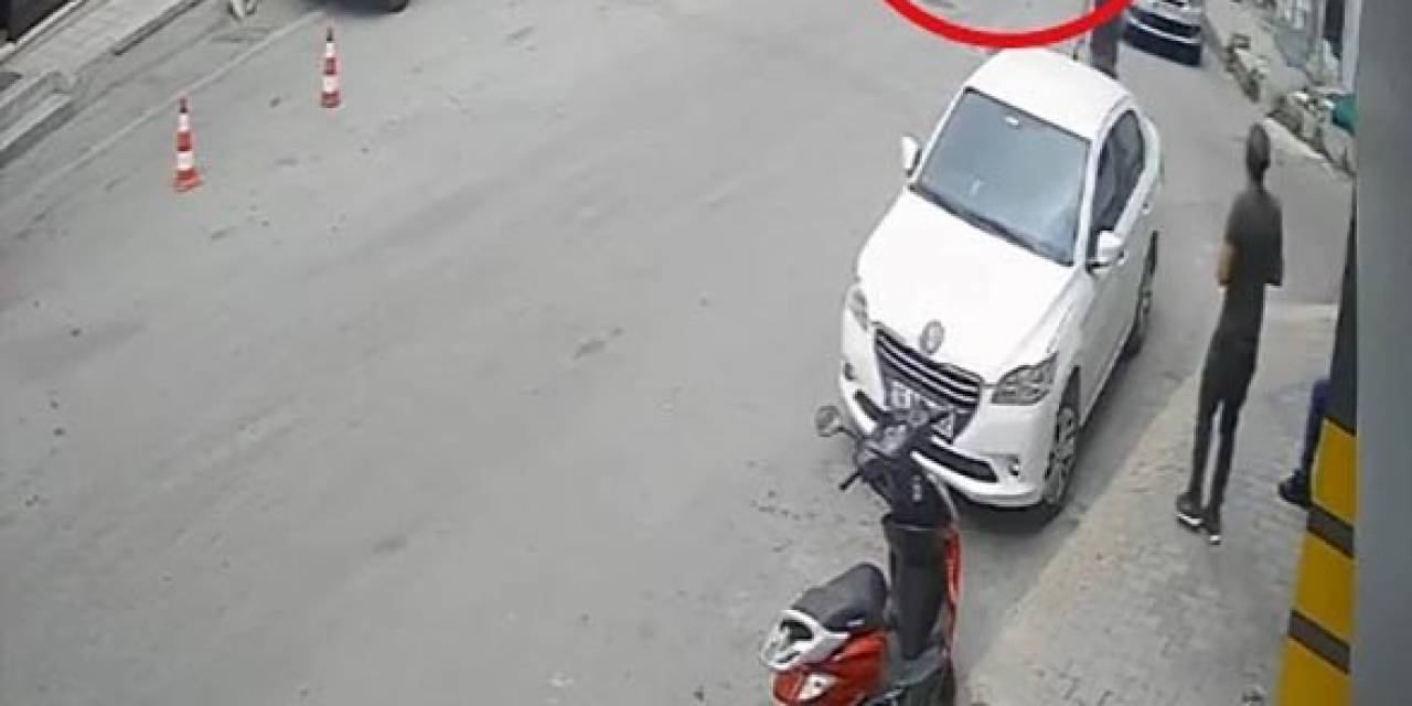El Frenini Çekmeyi Unutunca Olanlar Oldu: Kazaya Gelen Polis Aracına Da Motokurye Çarptı