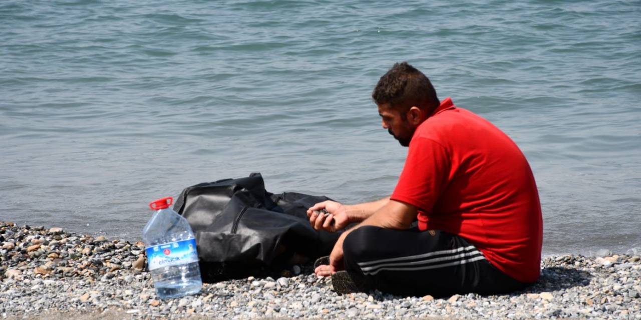 Çaresiz Kardeş, Denizde Boğulan Ağabeyinin Yanından Ayrılamadı