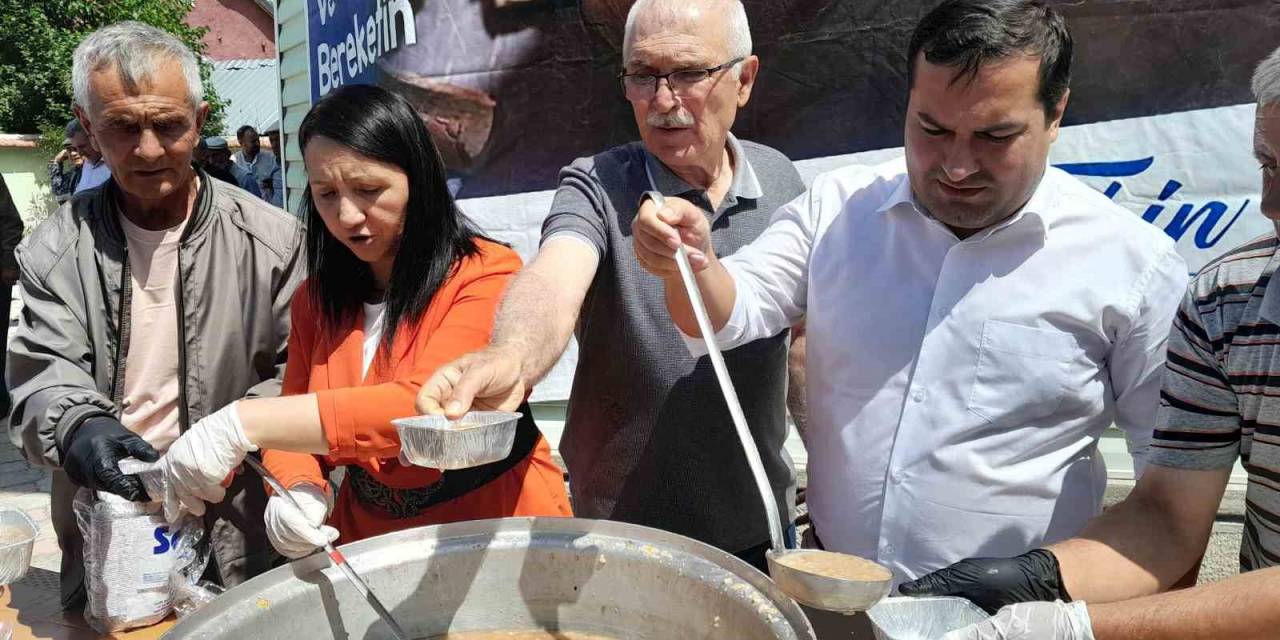 İlçedeki Her Evin Mutfağına Aşure Götürüldü