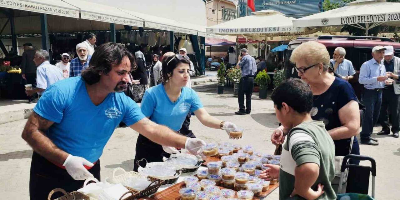 İnönü’de Hayırsever Vatandaş 3 Bin Kişiye Aşure Dağıttı