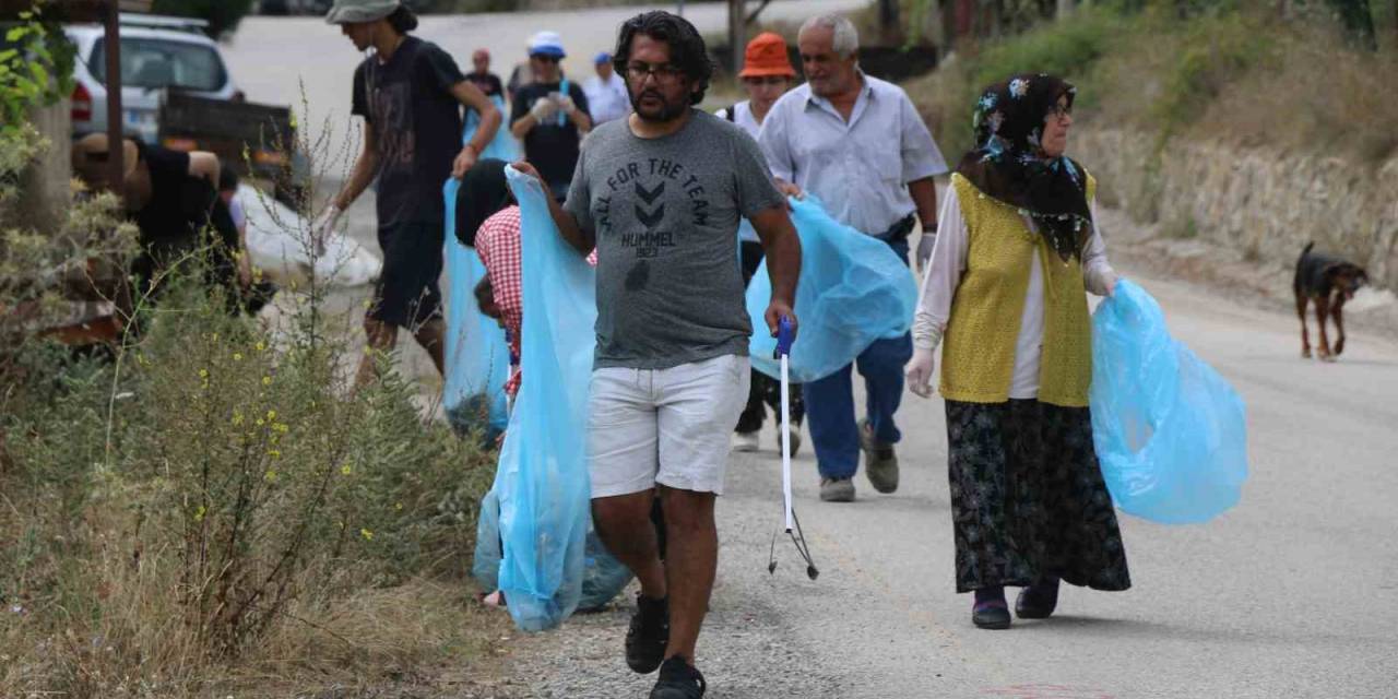 Karabük’te Akademisyenlerle Köylüler Çevre Temizliği Yaptı