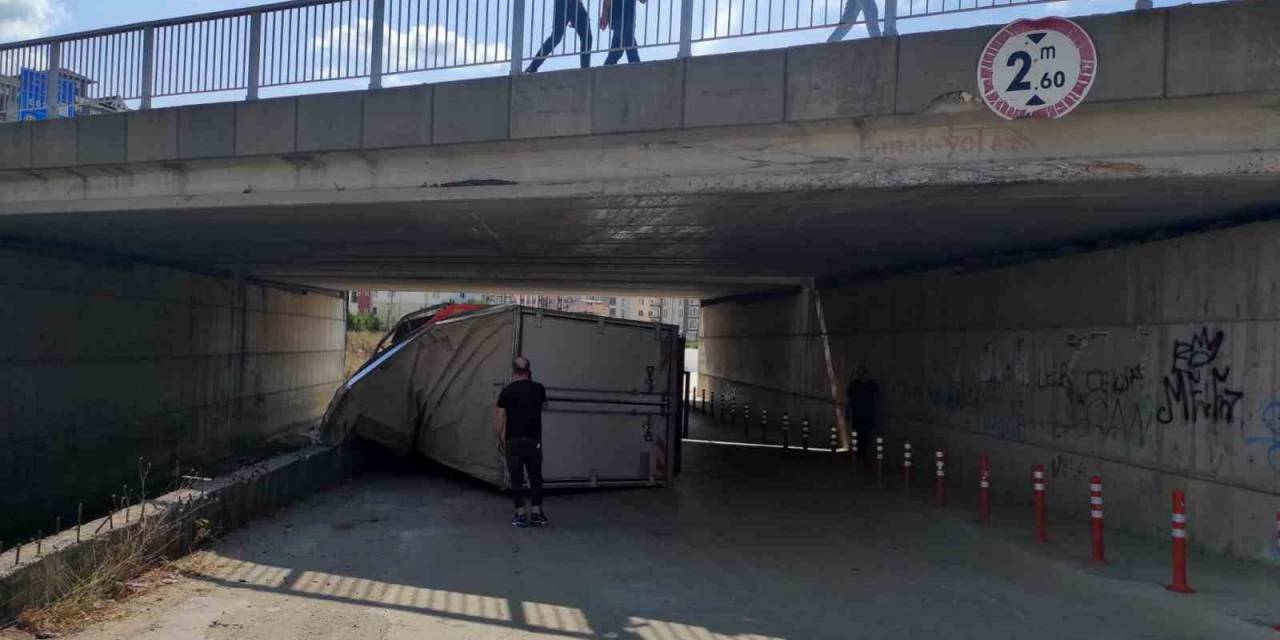 Yüksekliği Hesaplayamadı, Köprüye Takıldı