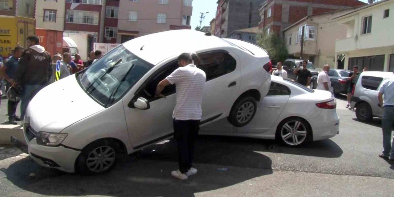 Sultanbeyli’de Refüje Çıkan Aracın Altına Otomobil Girdi: 2 Yaralı