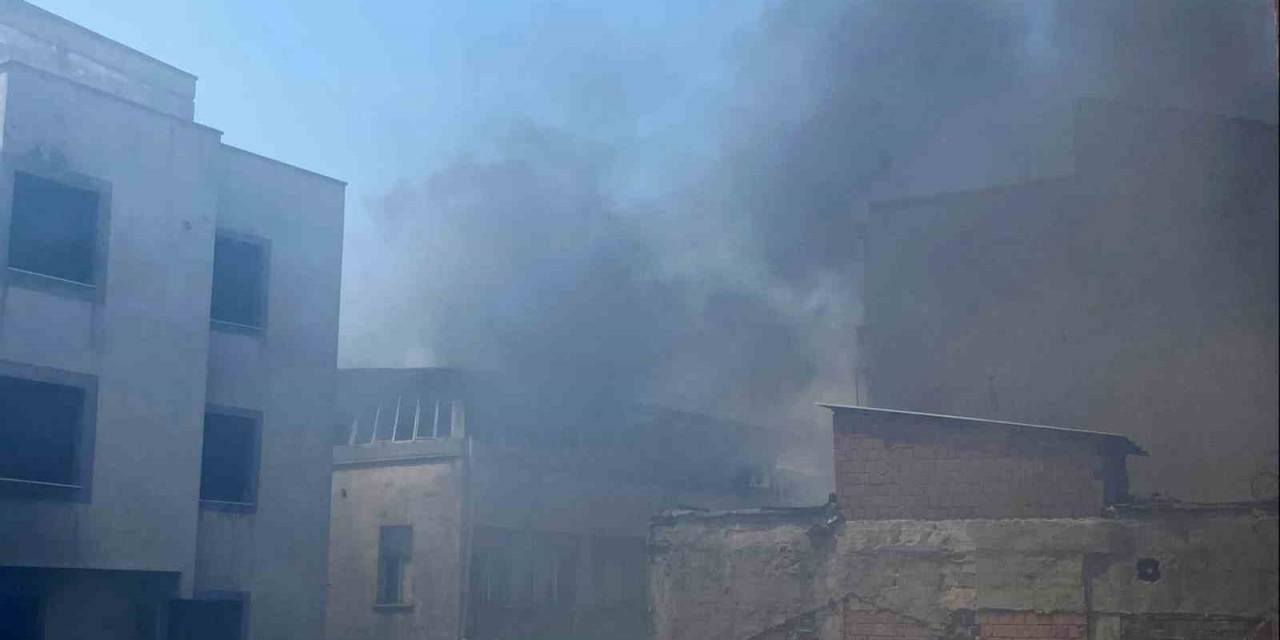 İzmir’de Çanta İmalathanesinde Korkutan Yangın