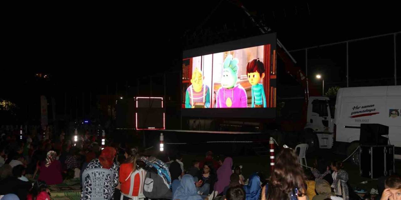 Çocuklar Açık Hava Sinemasının Keyfini Çıkardı