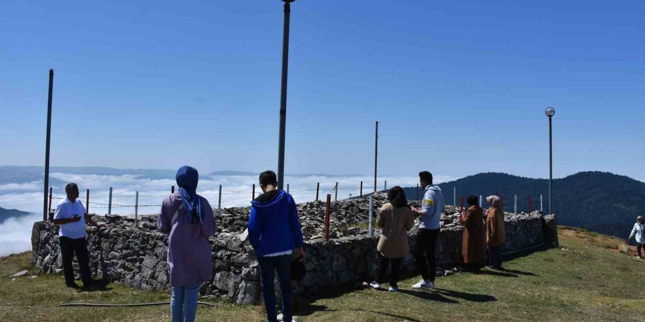 Gelenek Bozulmadı, Şehitler Zirvede Dualarla Anıldı