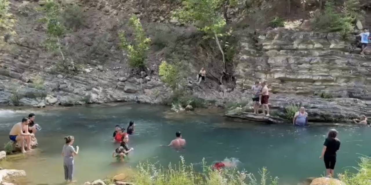 Adana’da Sıcaklar 52 Dereceyi Geçti, Vatandaşlar Serin Sularda Ferahladı