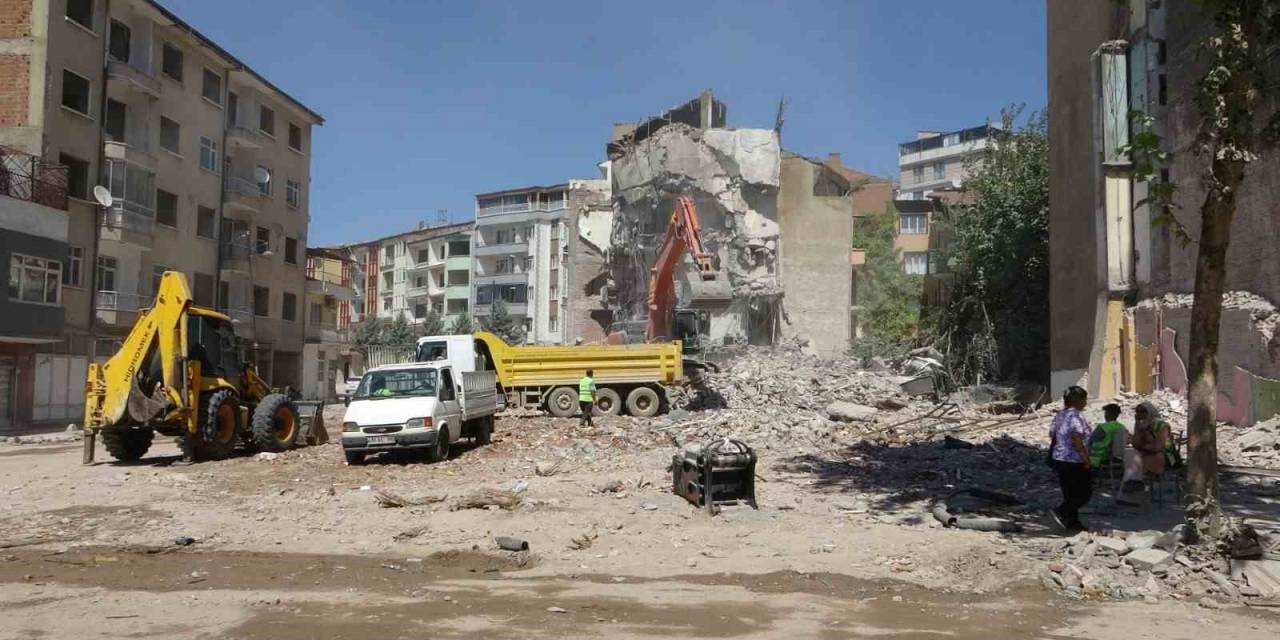 Malatya’da Ağır Hasarlı Binanın Kontrollü Yıkımında Göçük: 1 Yaralı