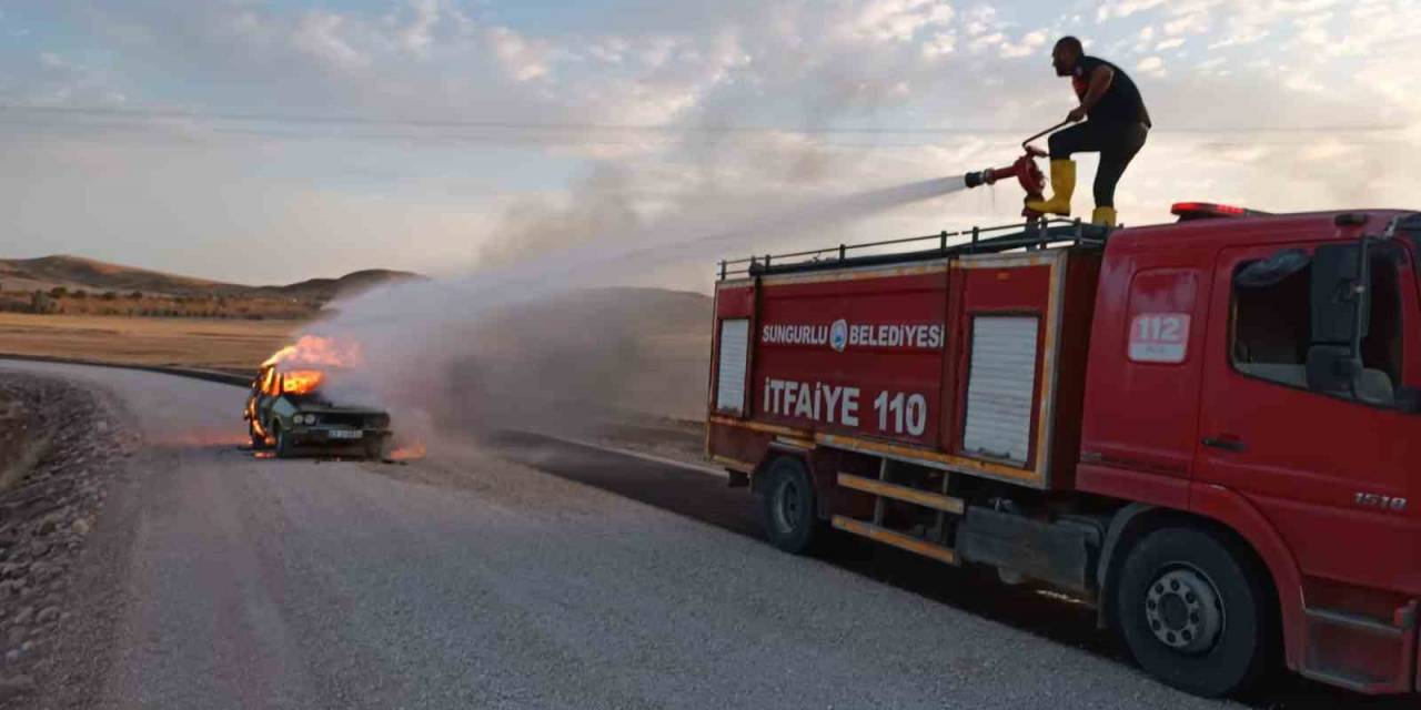 Seyir Halinde Alev Alan Otomobil Küle Döndü