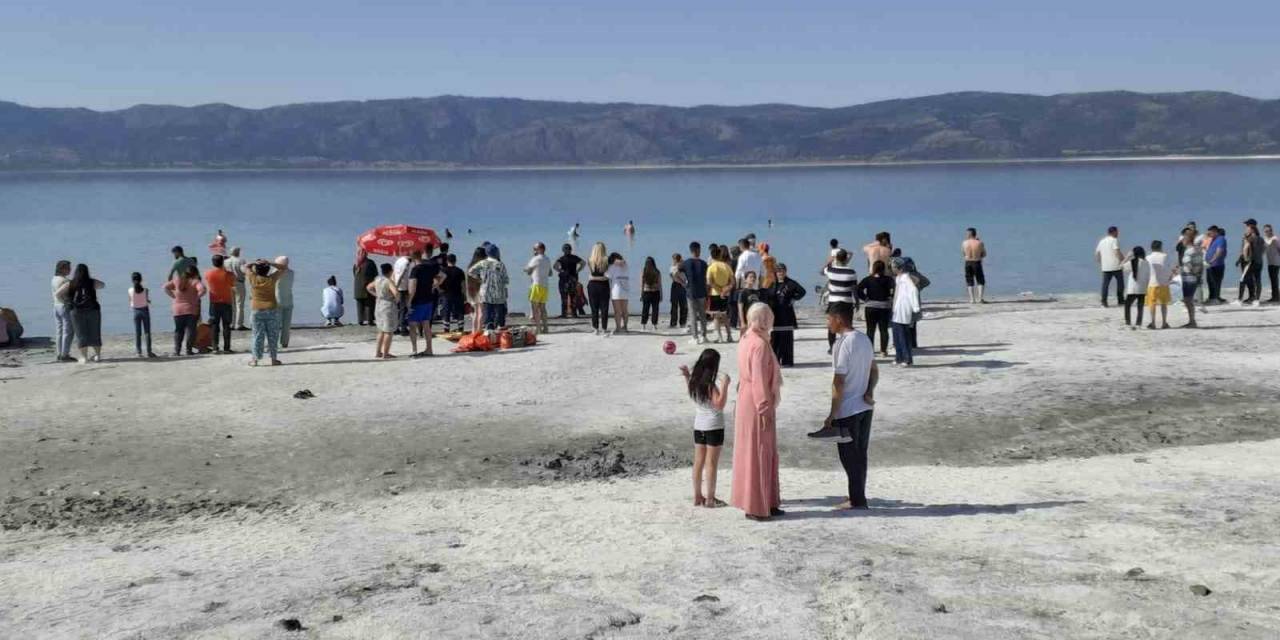 Salda Gölü’nde Boğulma Tehlikesi Geçiren 3 Kişi Kurtarıldı