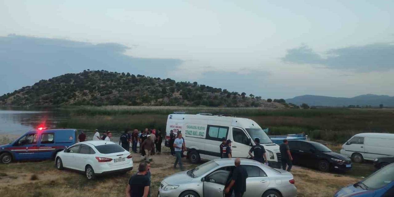 Gölde Batan Teknedeki 2 Kişi Kurtuldu, 1 Kişinin Cansız Bedenine Ulaşıldı
